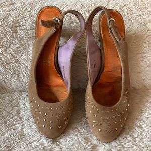 Cafe Noir beige suede closed toe sandals